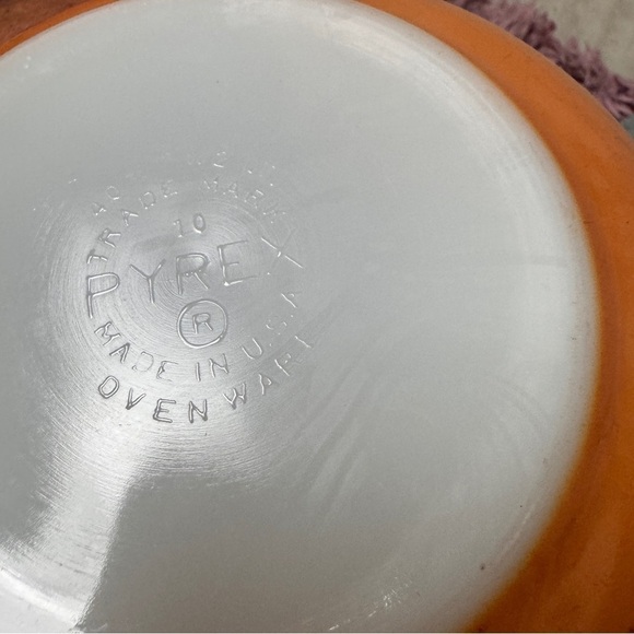 Vintage Pyrex bowl  Flamenglo 2 1/2 quart nesting  mixing bowl - Picture 11 of 11